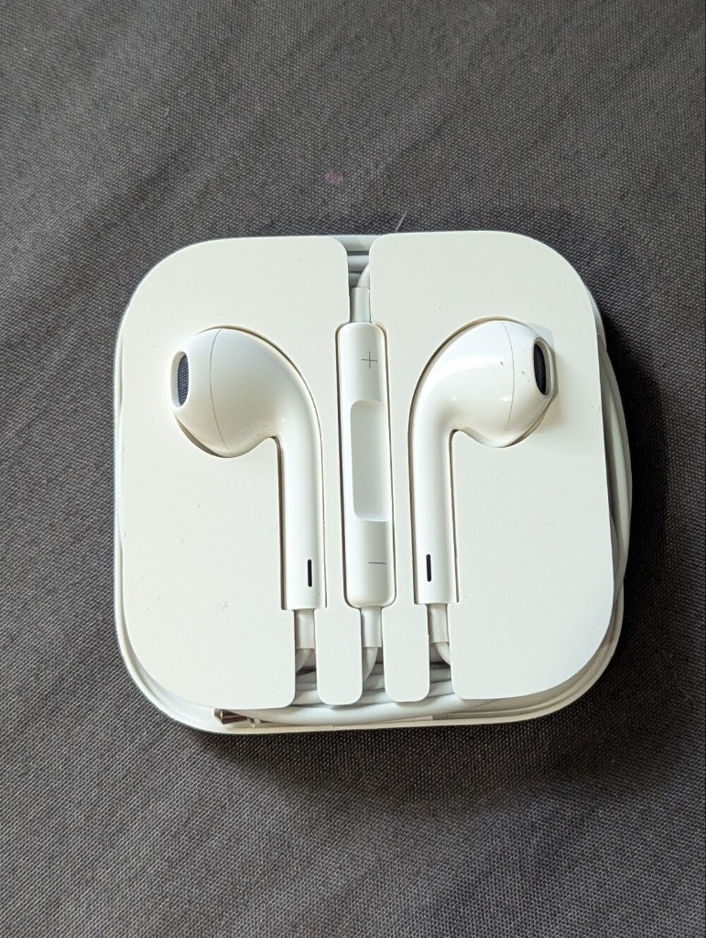 Apple White Wired Earbuds In-Line Remote